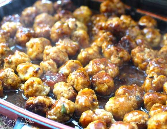 Переложите фрикадельки в миску. В сковороду добавьте кунжутное масло, имбирь, приправу, соевый соус, куриный бульон, крахмал, сахар, рисовый уксус и доведите до кипения. Выложите в соус фрикадельки и накройте крышкой, тушите на слабом огне 8 минут.