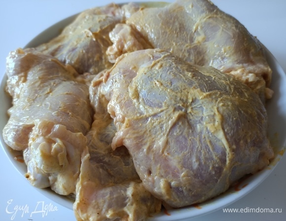 Куриные бедра помыть, обсушить. Посолить, поперчить, посыпать приправой карри, добавить майонез, перемешать.