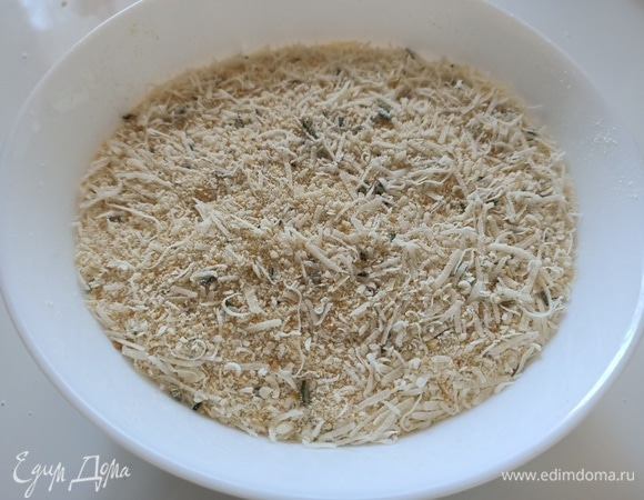 Соединить панировочные сухари, тертый на мелкой терке сыр и мелкорубленый розмарин.