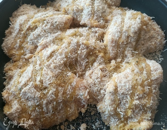 Выложить в форму, полить оливковым маслом. Запекать в духовке с вентилятором при температуре 170°C 40–45 минут.