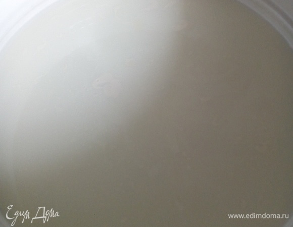 Для начала поговорим о молоке. Если вы покупаете молоко, то нужно предварительно его пастеризовать. В домашних условиях пастеризацию можно проводить двумя способами. 1 способ (медленный): пастеризацию молока для сыроварения проводят при температуре 63–65°C в течение 30 минут при постоянном помешивании (чтобы молоко равномерно нагревалось). Ускорить процесс нельзя, потому как не все патогенные бактерии погибнут, необходимо выдержать молоко в температурном диапазоне 63–65°C не менее 20 минут (можно 30 минут). Затем необходимо молоко быстро охладить, можно поставить кастрюлю в холодную воду со льдом. 2 способ (быстрый): пастеризацию молока для сыроварения проводят при температуре 70–72°C (при нагревании молоко следует перемешивать). Как только молоко достигло нужной температуры, кастрюлю следует закрыть крышкой и дать постоять 30 секунд. Через 30 секунд кастрюлю помещают в емкость с холодной водой (можно использовать большую раковину или ванну). Следует быстро охладить до требуемой температуры согласно рецепту (от 22 до 38°C в зависимости от вида сыра). Крайне важно соблюдать температурный режим: если молоко перегреть, то разрушится структура белка, и сыр не получится — сгусток будет очень мягким или не образуется вовсе; помимо этого, вкус молока изменится, что не лучшим образом повлияет на вкус сыра. Хранить пастеризованное молоко следует в холодильнике не более суток и использовать его как можно скорее. Важно! Молоко не пригодно для сыроделия в течение двух часов после дойки (в нем содержатся природные ингибиторы, препятствующие развитию бактерий). Так что если молоко буквально парное, то нужно выждать пару часов. Молоко у меня домашнее, от собственной коровы. Сливки я снимаю вручную и немного. Для качотты я снимаю только верх сливок — около 0,5 стакана с трехлитровой бутылки молока. Так как я гарантирую качества молока и перерабатываю его достаточно быстро, то молоко для сыра я не пастеризую.