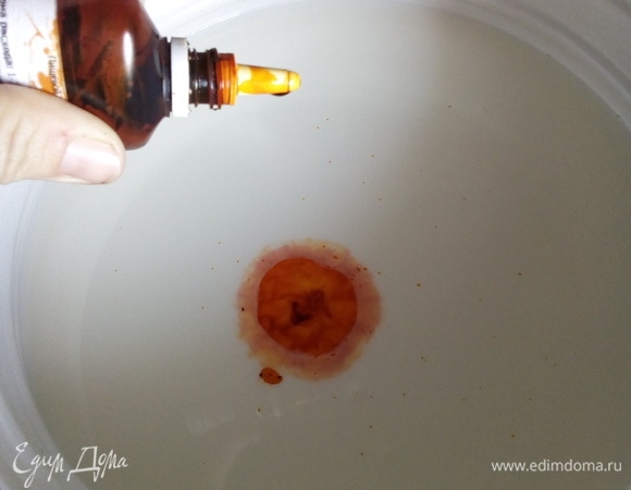 Добавить аннато. Краситель аннато — это один из известнейших натуральных пищевых красителей, который получают из семян дерева Bixa Orellana, произрастающего в большинстве тропических стран. Внимание! Добавляйте краситель аннато в молоко перед внесением хлорида кальция. Но так как у меня не пастеризованное молоко, то я вношу аннато перед тем, как добавить фермент. Аннато вносится в количестве, которое нравится вам. Я добавляю на 10 л молока 5 капель. Тщательно перемешиваю до однородного цвета.