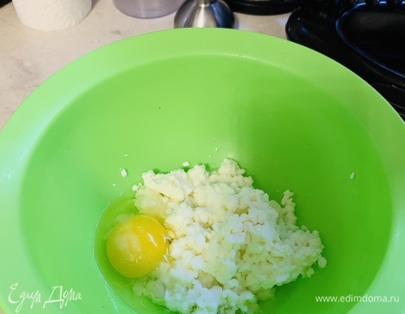 В миске соединяем все ингредиенты и начинаем взбивать около 15 минут погружным блендером (другой не подойдет).