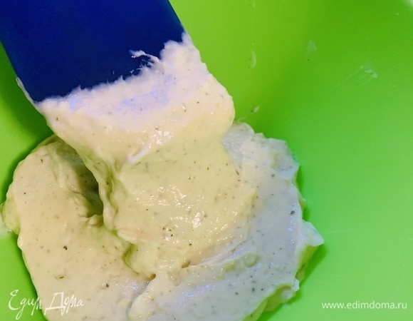 После долгого взбивания состав приобретает консистенцию абсолютно гладкого шелкового крема. На это этапе нужно попробовать, при необходимости досолить или добавить специи по вашему вкусу. Я добавила сухую петрушку и сушеный лук.