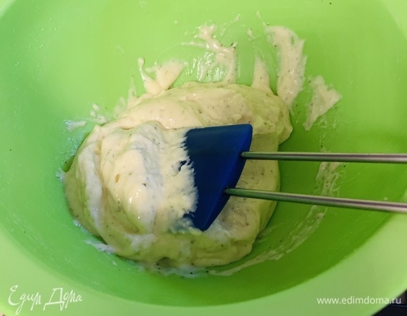 Ставим в микроволновку на 1 минуту, затем перемешиваем и ставим еще на минуту обратно до закипания. Я не пользуюсь микроволновкой, поэтому вскипятила на пару, постоянно перемешивая.