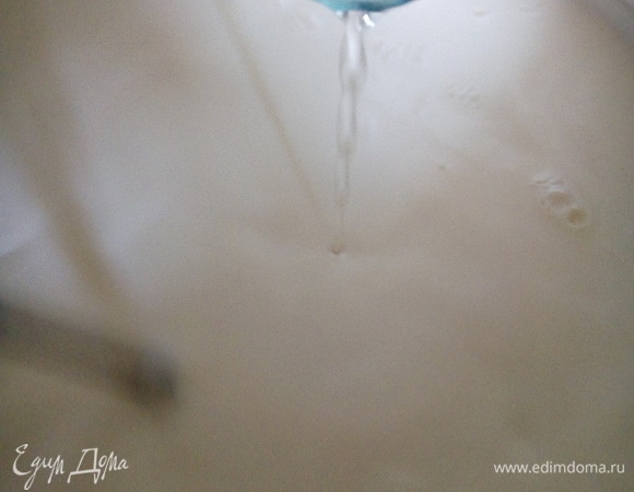 Итак, вернемся к ферменту. Разведите фермент в 50 мл теплой кипяченой воды. Добавьте раствор фермента при постоянном помешивании движениями сверху вниз, чтобы максимально распределить его по всему объему молока. Оставьте на 35–40 минут.