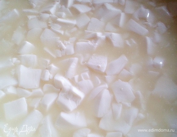 Нарежьте сгусток на кубики стороной 1,5–2 см. Старайтесь не повредить и не раздробить сгусток на очень мелкие кусочки, пока он недостаточно стабилен.