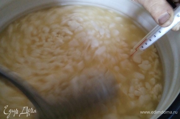 После нарезки медленно и бережно помешивайте сырное зерно в течение следующих 15 минут, поддерживая температуру 42°C. Слишком большие кусочки со дна кастрюли разрезайте ножом.