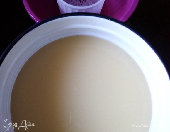 Форма у меня — «ромашка», на 2 кг. Форму я обдаю кипятком, ставлю в глубокую миску.