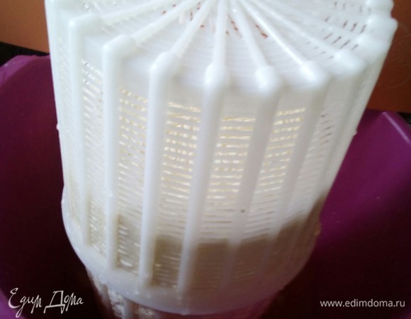 Когда у меня сырное зерно не влезает в форму, то я делаю так: накладываю полную одну форму, потом — вторую и соединяю их вместе. Даю постоять друг на друге, пока сырное зерно не осядет. Надеюсь, что понятно объяснила.