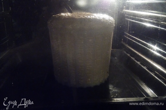 Стуфатуру — теплую камеру — я делаю в духовке. Духовку прогреваю до 50°C, выключаю, ставлю противень, а на него — форму с будущим сыром, закрываю дверцу и оставляю на 30 минут.