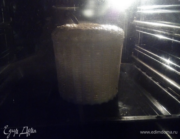 Стуфатуру — теплую камеру — я делаю в духовке. Духовку прогреваю до 50°C, выключаю, ставлю противень, а на него — форму с будущим сыром, закрываю дверцу и оставляю на 30 минут.