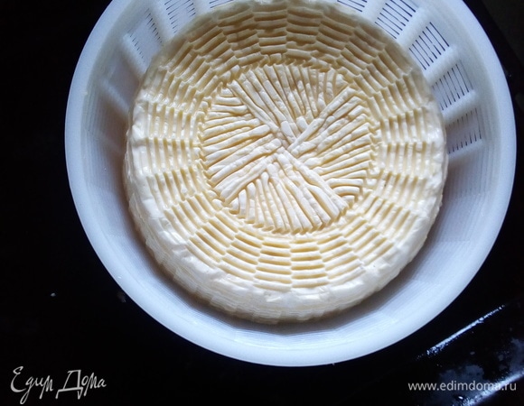 Вот такая красота получается в форме «ромашка». После стуфатуры качотту нужно выдержать в форме 3 часа при комнатной температуре (переворачивая каждые полчаса, в это время сыр будет прессоваться под собственным весом) и 8–10 часов — в холоде.