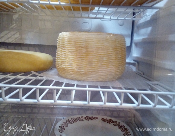 После посолки промокните влагу с сыра бумажным полотенцем, после чего поместите сыр в контейнер (на дно контейнера положить дренажную решетку и дренажную сетку) или специальный холодильник для созревания с температурой 12–15°C и влажностью 85–90%. У меня специальный холодильник для вина. Он с вентилятором и нужной температурой для сыров. Влажность я поддерживаю с помощью контейнера с водой.