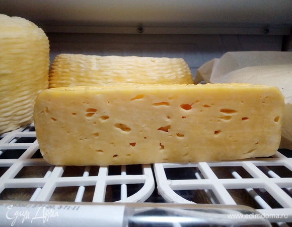 Или маленькой. Но размер сыра на вкус не влияет. На вкус влияют только сроки созревания и правильность вызревания сыра. Размер сырной головки влияет только на структуру продукта. Чем больше головка сыра, тем нежнее его структура. Вот так я делаю качотту. Рецепт уже проверенный, и точно все получается идеально (но я твердо уверена в качестве молока, это важно!). Первая партия моих качотт, приготовленных именно так, уже разошлась. Всем моим покупателям очень понравился сыр, и я с ними солидарна. Выход сыра качотта у меня — 1 200 г из 10 л молока. Но молоко жирное и практически цельное, не считая того, что отбирается 0,5 стакана верхних сливок. Качотта действительно получается невероятно нежной и очень сливочной. Надеюсь, что мой рецепт кому-нибудь понравится, как и сам сыр в результате. Спасибо за внимание!