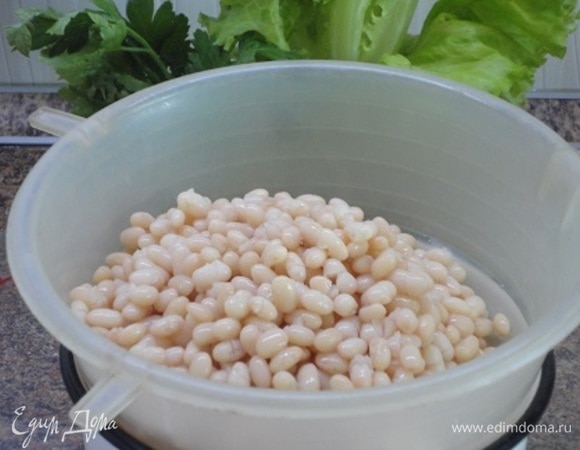 Фасоль заранее замочить часов на 8, периодически меняя воду. Отварить без соли до полуготовности. Откинуть на дуршлаг. Бульон оставить.