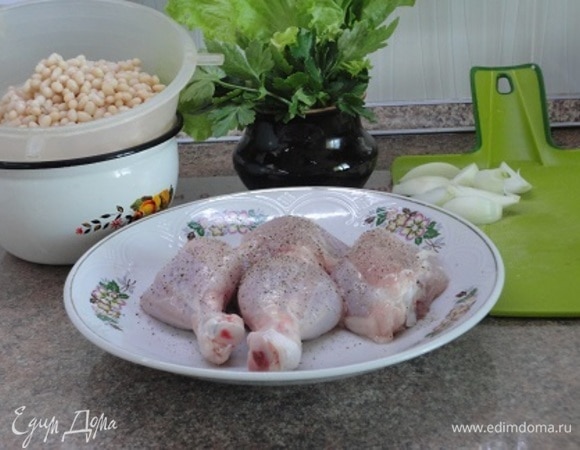 Луковицы разрезать на дольки по 8 шт. Голень и бедро разделить. Получается 4 порционных куска. Натереть солью и перцем.