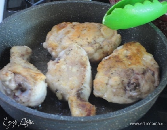 Припорошить мукой, обжарить в хорошо разогретом масле до золотистой корочки и убрать в форму для запекания.