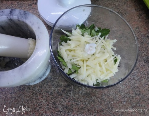 Для соуса песто в чаше блендера хорошо растереть все вместе. Чеснок я растираю отдельно с солью в ступке. Потом добавляю ко всем ингредиентам и измельчаю.