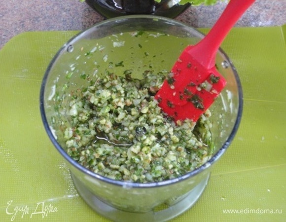 В конце добавляю масло и перемешиваю. В данном рецепте к песто вливаем сливки.