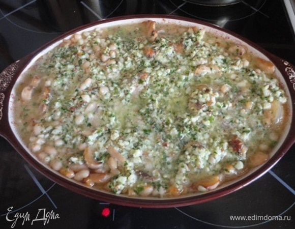 Соус песто перемешать со сливками и полить полученной смесью фасоль. Слегка перемешать и снова поставить блюдо в духовку еще на 5 минут.