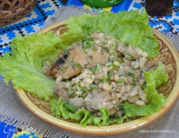 Подаем с зеленью, овощами и посыпаем свежемолотым перцем.