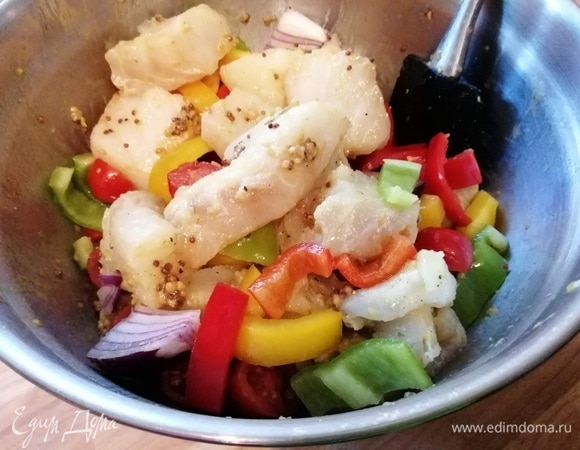 Перцы, лук нарезать на крупные кусочки, черри — на половинки. Аккуратно смешать овощи с рыбой. Проверить на соль и перец.
