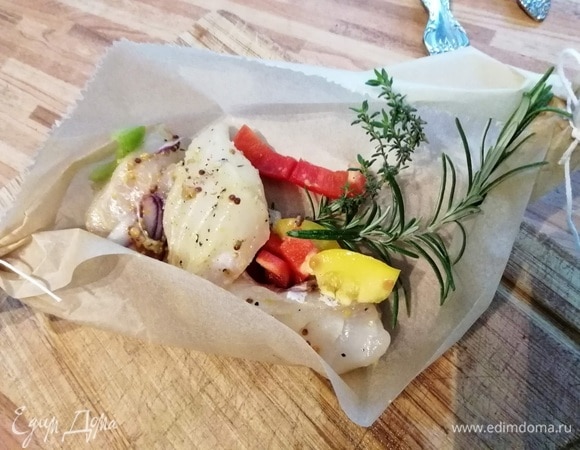 Из пергаментной бумаги сделать довольно крупные лодочки. На дно выложить по веточке тимьяна и розмарина. Далее — рыбу с овощами. Можно капнуть немного оливкового масла.