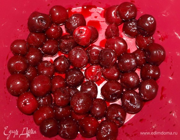 Вишню заранее разморозить.