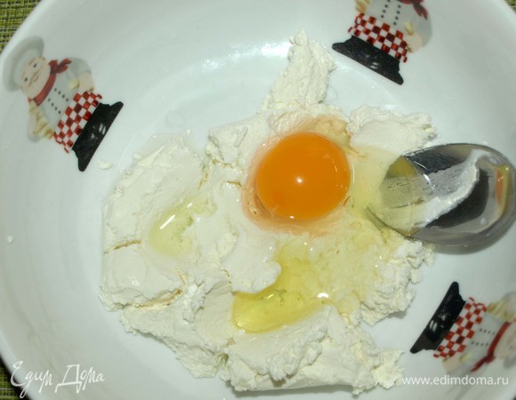 Творог растереть с куриным яйцом. Добавить сахар, соль, разрыхлитель, ванильную эссенцию и просеянную муку. Муку добавлять постепенно, может понадобиться меньше или больше муки.