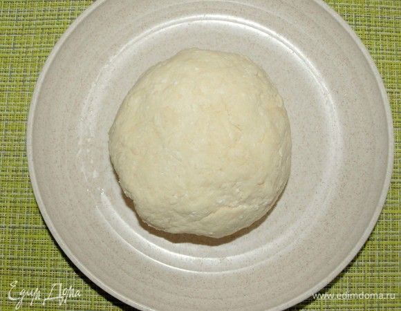 Замесить мягкое однородное тесто.