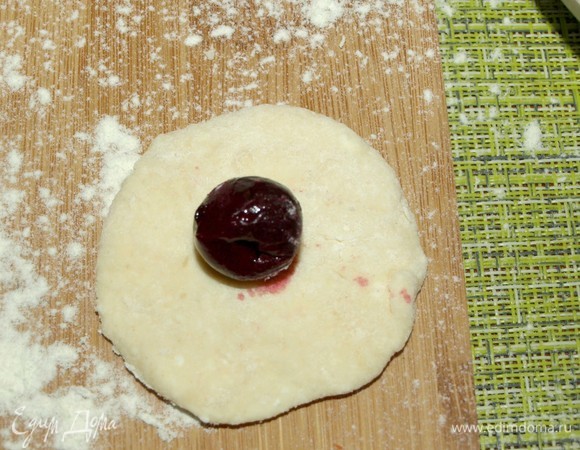 Делаем лепешку и кладем в середину вишню.