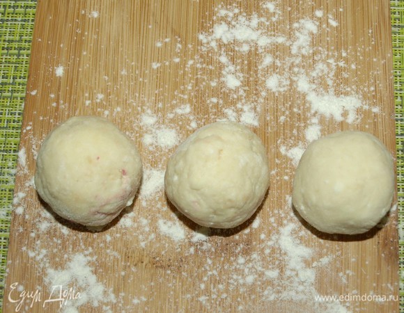 Защипываем и скатываем шарик. Если тесто немного липнет к рукам, то надо припорошить руки мукой или немного смазать растительным маслом.