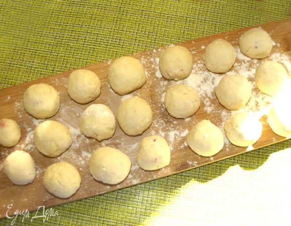 Кладем готовые вареники на поверхность, припорошенную мукой. У меня получилось 20 шариков.