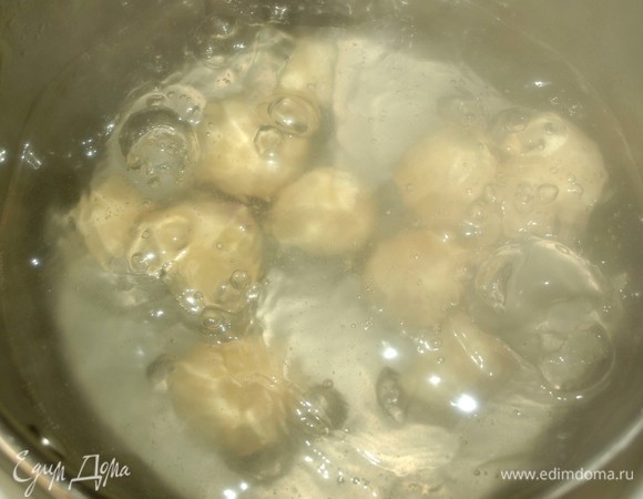 Готовим вареники в кипящей подсоленной воде 5 минут. Готовые вареники должны всплыть на поверхность.