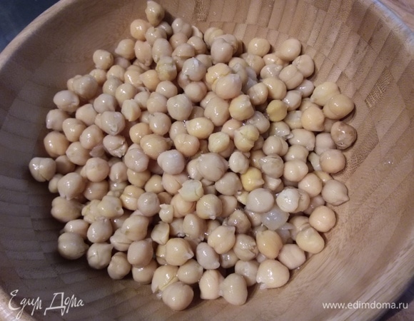 Нут откинуть на дуршлаг и дать стечь жидкости. Сложить в миску нут с остальными ингредиентами и пюрировать погружным блендером до однородной консистенции. Добавить лимонный сок, соль и перец. Возможно, вам понадобится чуть больше чеснока или зиры, ориентируйтесь на свой вкус.