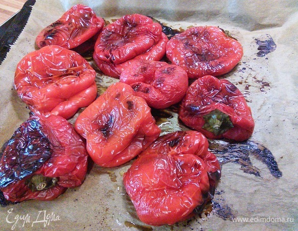 Перец болгарский запечь в духовке при 200°C около 40 минут, один раз перевернуть. Чеснок очистить, завернуть в кусочек пергамента и положить в духовку в начале запекания, через 20 минут чеснок достать. Охладить перцы и снять с них кожицу. Грецкие орехи обжарить на сухой сковороде.