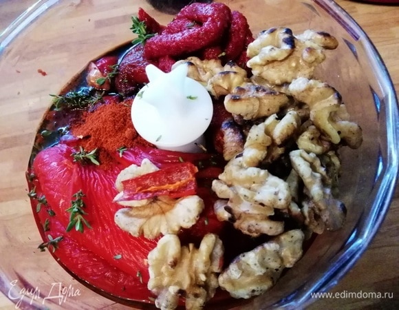 Сложить в блендер мякоть перцев и вместе с бОльшей частью грецких орехов, солью, чесноком, чили перцем (количество регулируйте по своему вкусу), томатной пастой, бальзамическим уксусом, порошком красной сладкой паприки и тимьяном, перебить до консистенции пасты.