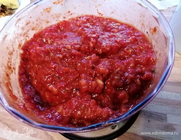 Мне нравится, когда паста не однородная и попадаются кусочки. Отдельно в сковороду влить 2 ст. л. оливкового масла, нарезанный на пластинки чеснок и листики тимьяна и обжарить чеснок в масле. Отставить в сторону.