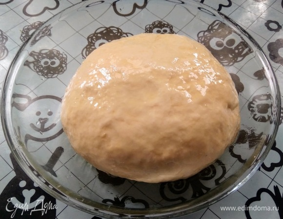 Просеять муку, добавить кипяток и перемешать. Затем влить воду, добавить соль и масло. Замесить тесто до эластичности. Положить в миску, смазать поверхность маслом, накрыть и оставить отдыхать на 20 минут.