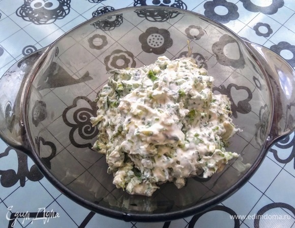 Пока тесто отдыхает, подготовить начинку. Мелко нарезать кинзу, добавить брынзу, сметану и все тщательно перемешать до однородности.