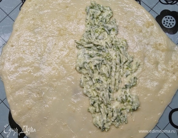 Тесто разделить на 8 частей, скатать шарики и накрыть. Смазать руки маслом и растянуть пальцами тесто до полупрозрачности. Выложить начинку, сложить тесто в форме кутаба, скрепить края вилкой, ножом для пиццы срезать неровный край.