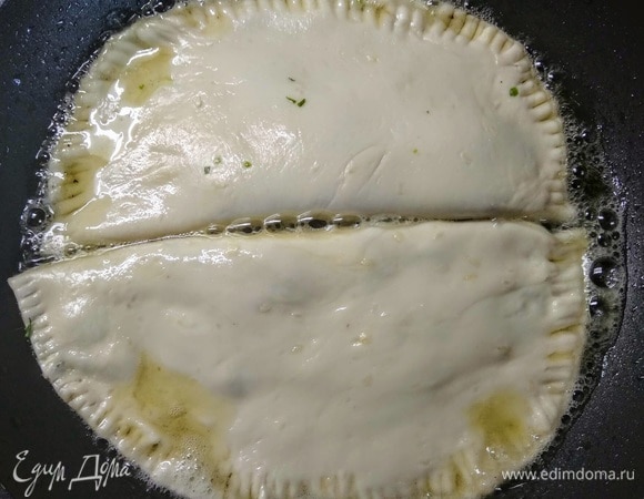 Я делаю по две лепешки за раз и отправляю на сковороду, в которой разогрето масло. Накрыть крышкой и жарить до образования корочки на среднем огне. Перевернуть и снова накрыть крышкой. В это время делаем еще две лепешки. Подавать со свежими овощами и любимым соусом. Приятного аппетита!