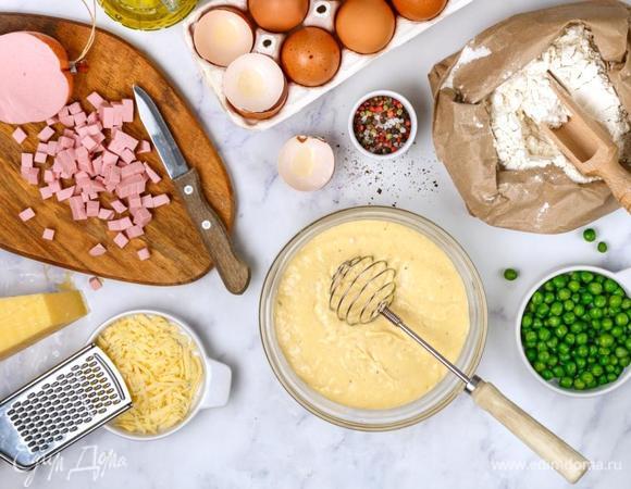 Яйца слегка взбить с солью и перцем, можно добавить любимые специи. Масло растопить в микроволновой печи, добавить к яйцам и хорошо размешать, влить кефир. Муку просеять с разрыхлителем и небольшими порциями добавить в яично-масляную смесь. Муки может уйти немного больше или меньше. Тесто должно иметь консистенцию густой сметаны.