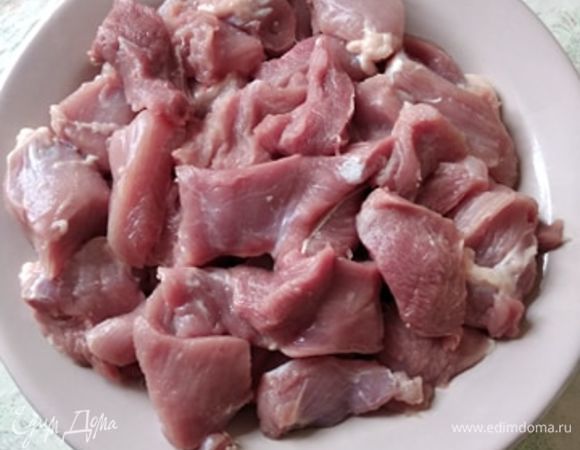 Берем филе индейки. У меня было бедро. Срезаем пленки. Жир я оставила, да его и мало. Нарезаем на кусочки, не очень мелкие, но и не крупные.