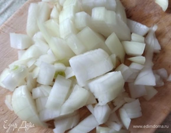 Режем лук кубиком или полукольцами — как больше любите. Берем кастрюлю с толстым дном или казан и обжариваем лук на растительном масле минуты 3. Добавляем индейку и продолжаем обжаривать еще минут 10.