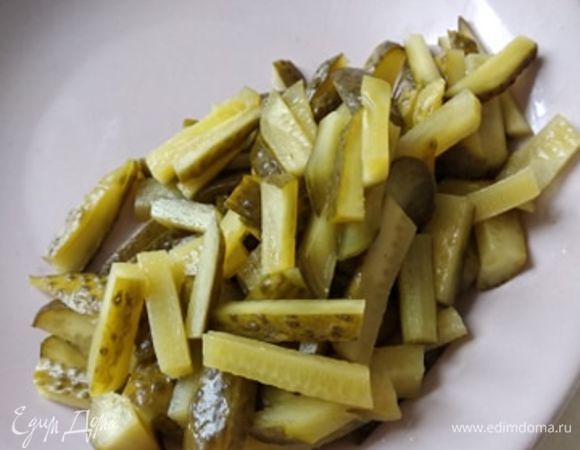 Соленые огурцы режем соломкой. Добавляем к мясу.