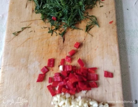 В сезон берем свежие помидоры, я же сейчас взяла резаные из банки. Свежие мелко режем. Также мелко шинкуем чеснок и зелень. Я еще добавила половинку перца чили. Но этого в оригинальном рецепте нет. Все добавляем в кастрюлю с индейкой. Я всегда добавляю в азу томатную пасту. Поэтому добавила и сейчас. Я сбалансировала кислоту коричневым сахаром. Буквально одна чайная ложка. Но это тоже на ваш вкус. Теперь можно посолить и поперчить. Если, на ваш взгляд, недостаточно жидкости, можно влить горячую воду. Я добавила примерно полстакана. Закрываем крышкой и оставляем томиться на медленном огне до готовности мяса.