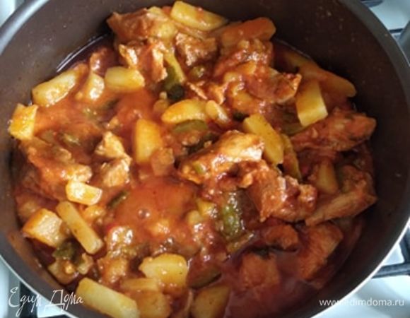 Добавляем картошку к индейке и доводим до готовности. Выключаем газ и оставляем под крышкой минут на 15 отдохнуть и дать картошке пропитаться ароматами и вкусами. Азу готово. Приятного аппетита!