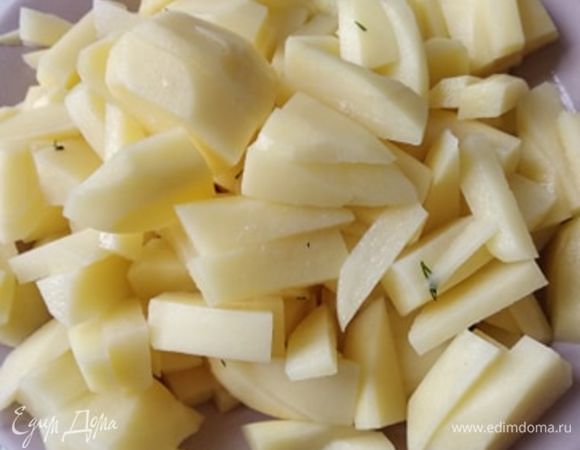 Тем временем чистим картошку, нарезаем ее брусочками и обжариваем на сковороде на растительном масле почти до готовности. Солим в самом конце.